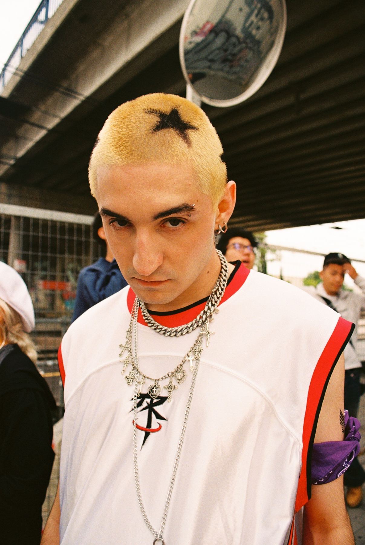 Ea$y Mode — foto fija