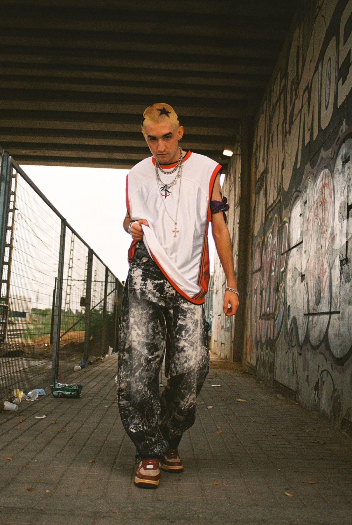 Ea$y Mode — foto fija