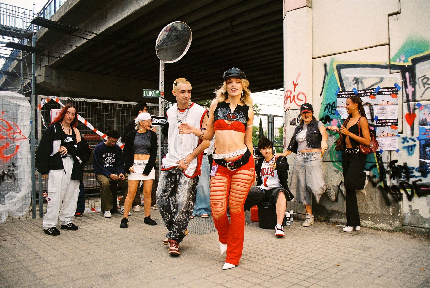 Ea$y Mode — foto fija
