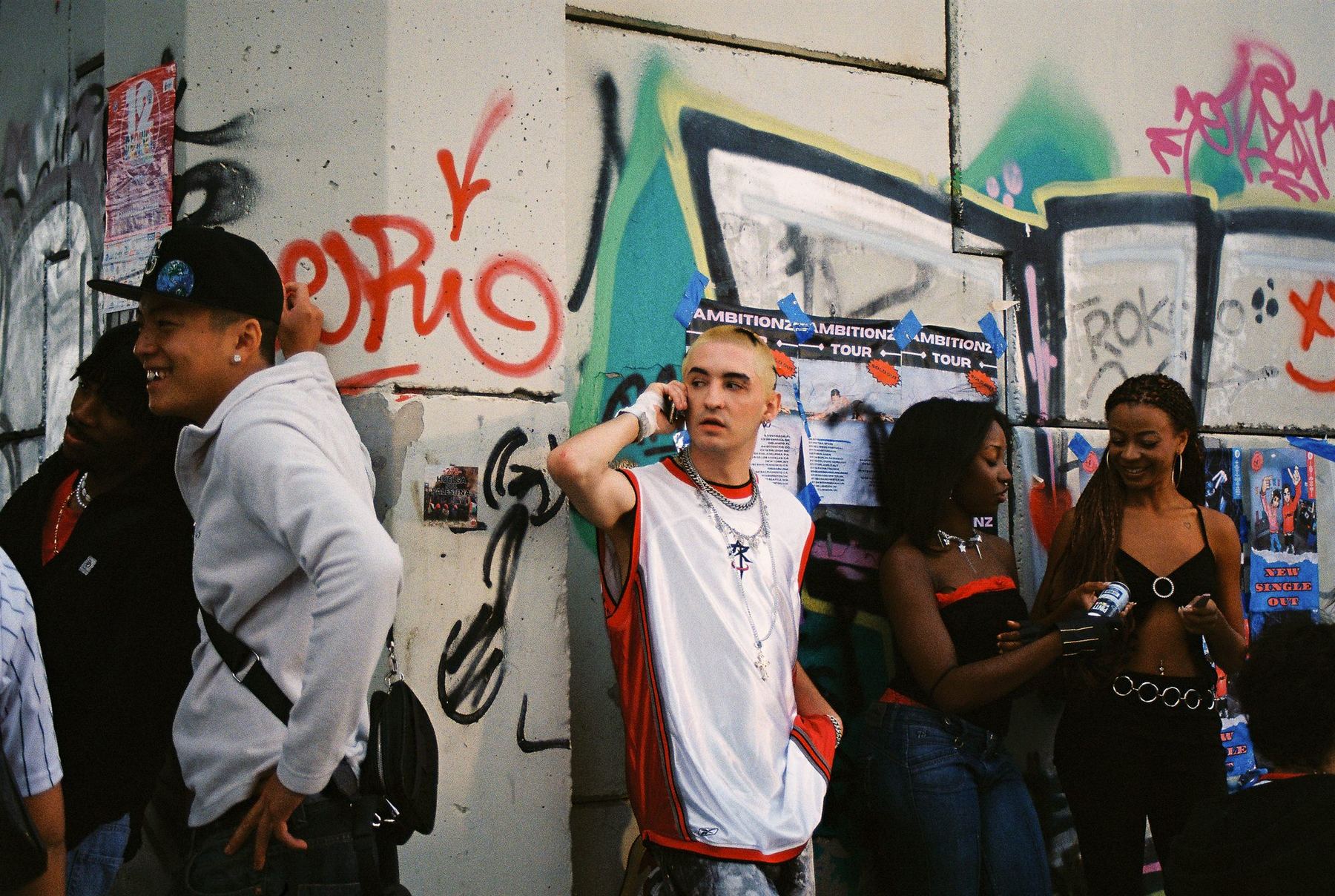 Ea$y Mode — foto fija